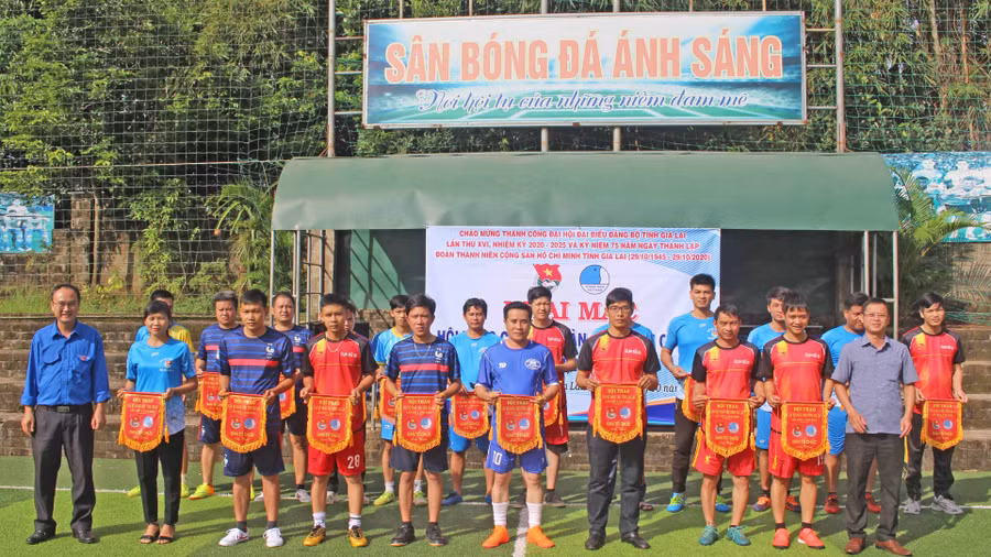 Ban tổ chức trao cờ lưu niệm cho các đơn vị tham gia hội thao. Ảnh: Phan Lài 