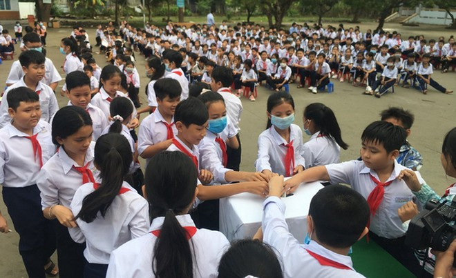 Học sinh Hậu Giang quyên góp giúp đỡ đồng bào miền Trung ẢNH: WEBSITE T.Ư ĐOÀN