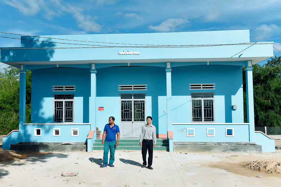 Nhà văn hóa làng Blôm được đầu tư xây dựng khang trang đáp ứng nhu cầu sinh hoạt của người dân. Nhà văn hóa được đầu tư xây dựng khang trang đáp ứng nhu cầu sinh hoạt của nhân dân trong làng.