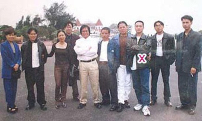 Dung Hà (thứ 2 từ trái sang) và giới xã hội đen những năm 1990 Dung Hà (thứ 2 từ trái sang) và giới xã hội đen những năm 1990