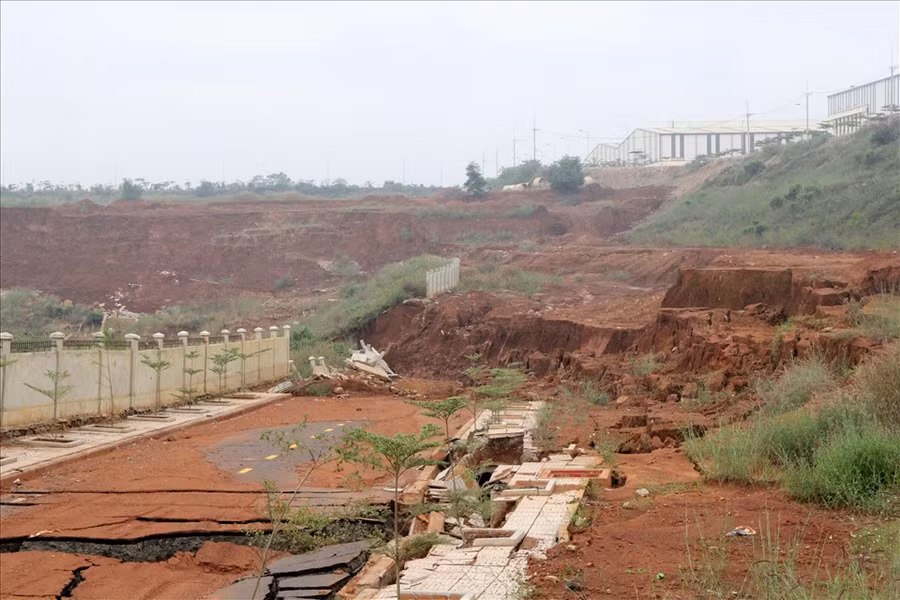 Sau 5 lần sụt trượt, ước tính thiệt hại của dự án lên đến 75 tỷ đồng. ẢNH: BẢO LÂM