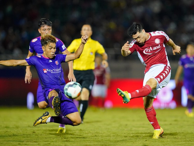 Công Phượng (phải) đang trong nhóm dẫn đầu danh sách ghi bàn nhưng V-League 2020 không có danh hiệu Vua phá lưới ĐỘC LẬP