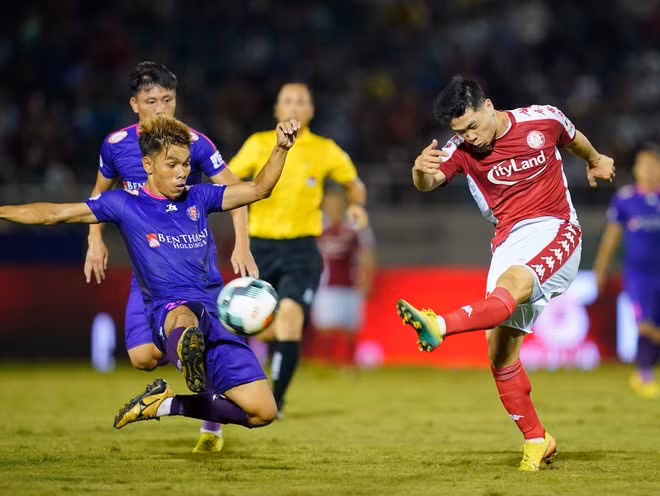 Công Phượng (phải) đang trong nhóm dẫn đầu danh sách ghi bàn nhưng V-League 2020 không có danh hiệu Vua phá lưới ĐỘC LẬP