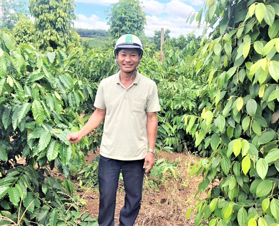 Ông Phạm Văn Diệm bên trang trại của gia đình. Ảnh: Đinh Yến