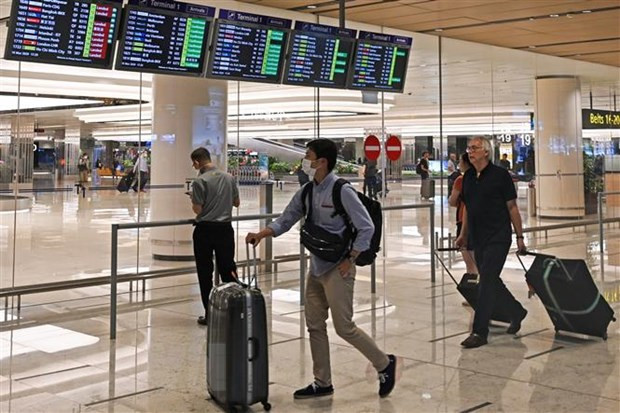 Hành khách tại sân bay quốc tế Changi ở Singapore ngày 16/3/2020. (Nguồn: AFP/TTXVN)