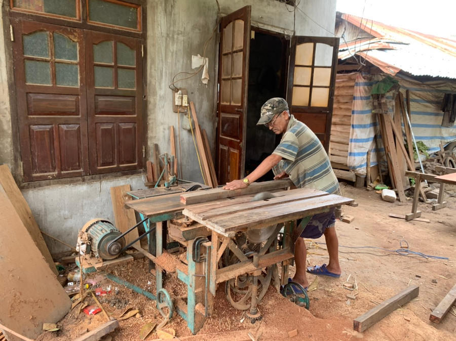 Ông Lò Văn Quý (thôn Đak Chă, xã Ia Ma Rơn) sử dụng máy bào gỗ đóng đồ cho khách. Ảnh: Vũ Chi