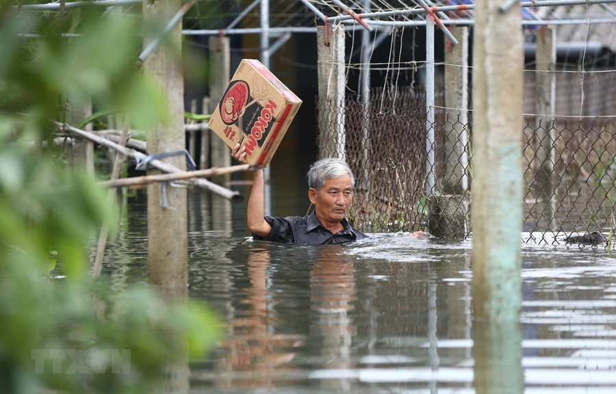 Ông Nguyễn Văn Lộc ở thôn Thượng Phú, xã Tượng Sơn, huyện Thạch Hà lội nước đi nhận hàng cứu trợ. (Ảnh: Minh Quyết/TTXVN) Ông Nguyễn Văn Lộc ở thôn Thượng Phú, xã Tượng Sơn, huyện Thạch Hà lội nước đi nhận hàng cứu trợ. (Ảnh: Minh Quyết/TTXVN)