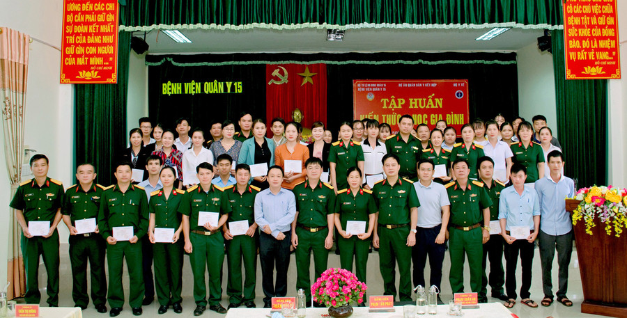 Trao giấy chứng nhận hoàn thành khóa tập huấn cho các học viên. Ảnh: Đ.Y