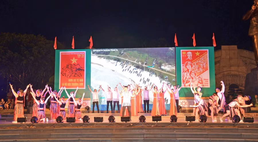 Trang phục truyền thống của các dân tộc cần được sân khấu hóa một cách cẩn trọng. Ảnh: Phương Linh