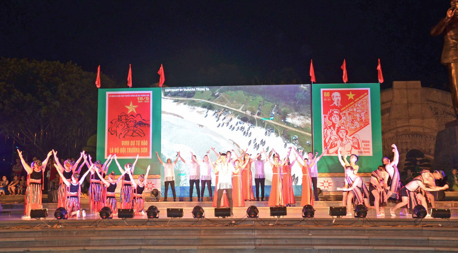 Trang phục truyền thống của các dân tộc cần được sân khấu hóa một cách cẩn trọng. Ảnh: Phương Linh