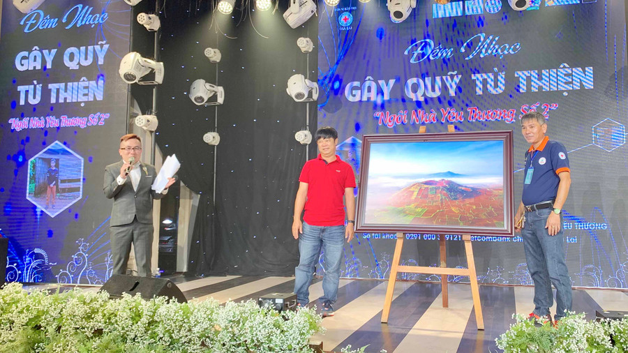 Bức ảnh “Núi lửa Chư Đăng Ya” của nhiếp ảnh gia Nguyễn Ngọc Hòa ủng hộ với giá khởi điểm 3,5 triệu đã được một mạnh thường quân mua lại với giá 5 triệu đồng tại đêm nhạc. Ảnh: Như Nguyện