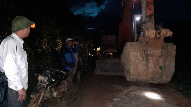 Đến 19h đêm 29/10 , sau gần nửa ngày mở đường tiếp cận vụ sạt lở núi ở xã Phước Lộc, lực lượng cứu nạn của tỉnh Quảng Nam buộc phải dừng công việc chờ họp bàn lên phương án khả thi hơn. Phương án đi từ địa bàn tỉnh Kon Tum cũng đã được bàn đến nhưng phía tỉnh bạn Kon Tum cảnh báo ở địa phương các con đường cũng đang bị sạt lở, chia cắt.