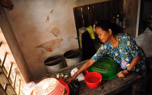 Gian bếp xập xệ, không có đồ ăn của nhà bà Liên - Ảnh: B.D.