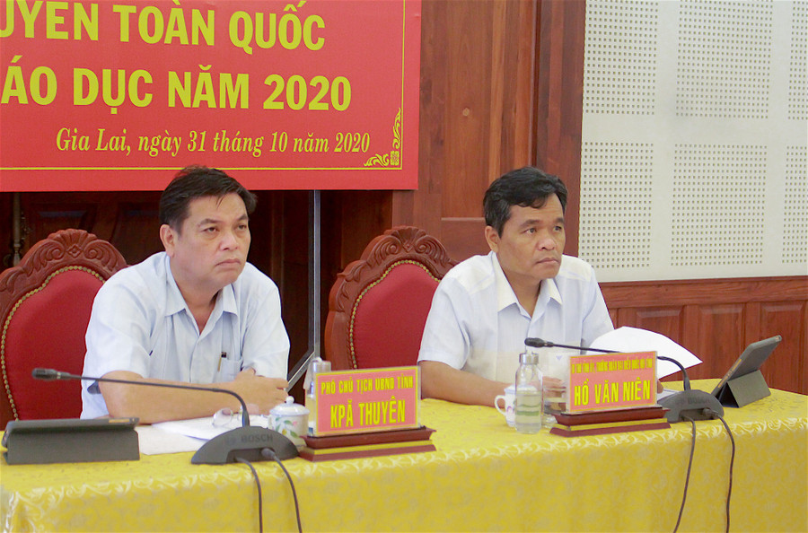 Bí thư Tỉnh ủy Hồ Văn Niên (bìa phải) và Phó Chủ tịch UBND tỉnh Kpă Thuyên chủ trì hội nghị tại điểm cầu tỉnh Gia Lai. Ảnh: Hồng Thi Bí thư Tỉnh ủy Hồ Văn Niên (bìa phải) và Phó Chủ tịch UBND tỉnh Kpă Thuyên chủ trì hội nghị tại điểm cầu tỉnh Gia Lai. Ảnh: Hồng Thi