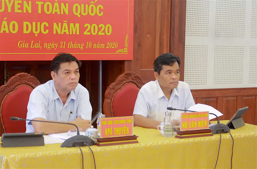 Bí thư Tỉnh ủy Hồ Văn Niên (bìa phải) và Phó Chủ tịch UBND tỉnh Kpă Thuyên chủ trì hội nghị tại điểm cầu tỉnh Gia Lai. Ảnh: Hồng Thi