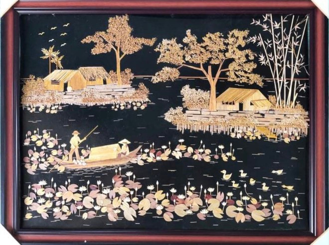 Phong cảnh làng quê và nét sinh hoạt của người dân Nam bộ được thầy Linh tái hiện bằng những cọng rơm khô - ẢNH: DUY TÂN