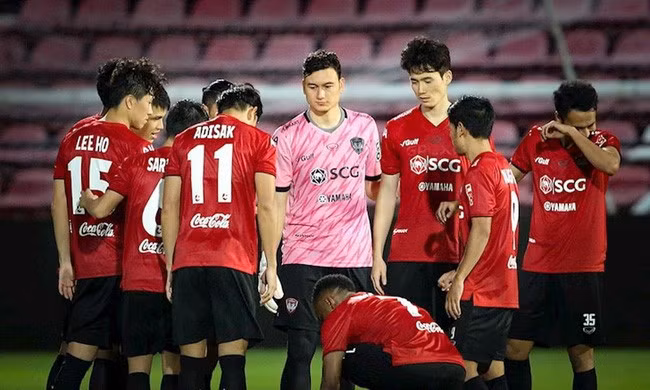  Đặng Văn Lâm (áo hồng) nổi bật ở Thái Lan dù CLB Muangthong đang có phong độ không tốt. Ảnh: Muangthong.