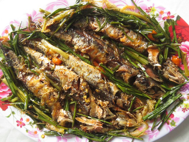 Món cá chuồn muối đậm đà.