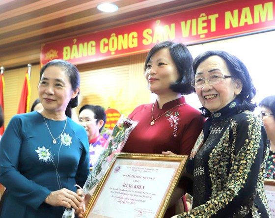 GS-TSKH Phạm Thị Trân Châu (bìa phải) trao phần thưởng cho nữ trí thức tiêu biểu năm 2019 GS-TSKH Phạm Thị Trân Châu (bìa phải) trao phần thưởng cho nữ trí thức tiêu biểu năm 2019