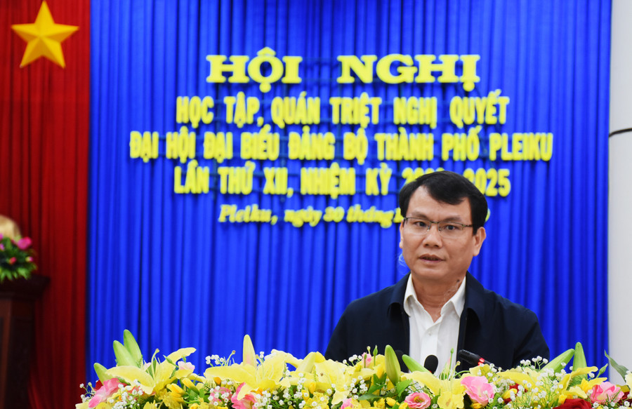 Đồng chí Trịnh Duy Thuân-Ủy viên Ban Thường vụ Tỉnh ủy, Bí thư Thành ủy Pleiku phát biểu chỉ đạo tại hội nghị. Ảnh: 