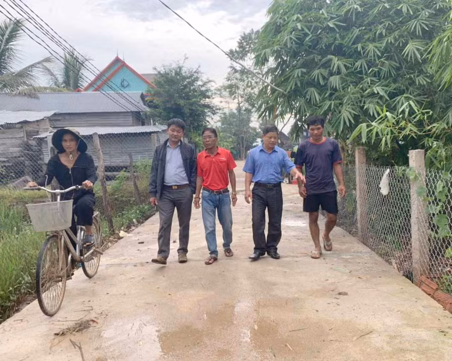 Nhờ vận động được sự đóng góp của nhân dân, các tuyến đường dọc buôn Mi Hoan đã được bê tông hóa sạch sẽ. Ảnh: Vũ Chi