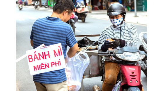 Một điểm phát bánh mì miễn phí ở TPHCM