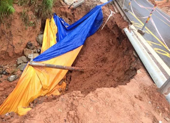 Nhiều tuyến đường bị sụt lún, nguy hiểm.