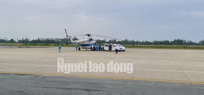 Các cán bộ bị thương đã được nhanh chóng đưa vào bệnh viện. Ảnh: Quang Tám Các cán bộ bị thương đã được nhanh chóng đưa vào bệnh viện. Ảnh: Quang Tám