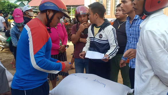 Gạo cứu đói tiếp tế cho dân vùng lũ trước bão số 9 ảnh 3 Gạo cứu đói được chia cho từng hộ, được lên danh sách kỹ càng.