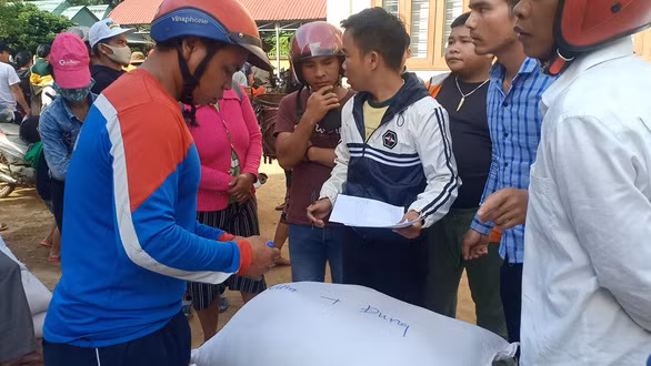 Gạo cứu đói được chia cho từng hộ, được lên danh sách kỹ càng.