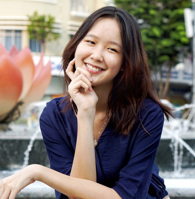 Người đẹp gốc Cần Thơ chia sẻ trước đây, dù được nhiều người khuyên đi thi người mẫu, sắc đẹp nhưng ba mẹ cô không đồng ý vì muốn con gái chú trọng việc học. Tuy nhiên, đến hiện tại, mọi người đều ủng hộ cô thử sức tại Hoa hậu Việt Nam 2020. “Lúc bé, tôi hay bị trêu chọc về chiều cao nên cũng tự ti kha khá. Sau này, có nhiều người động viên tôi rằng đây là điều không phải ai cũng có được. Hiện tại, tôi tự tin hơn về chiều cao của mình”, nữ thí sinh cho hay ẢNH: FBNV