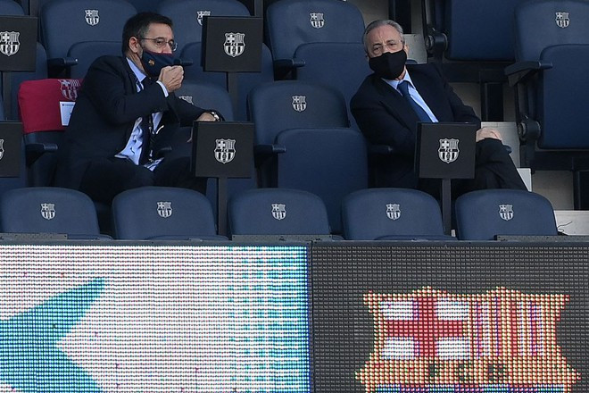 Trước nguy cơ mất chức, chủ tịch CLB Barcelona 'cầu cứu' chính quyền địa phương ảnh 2 Ông Bartomeu (trái) nhận thêm nỗi thất vọng khi chứng kiến Barcelona thua trận