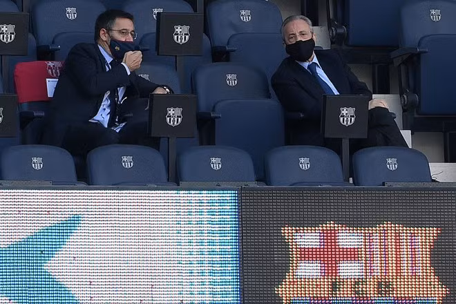 Ông Bartomeu (trái) nhận thêm nỗi thất vọng khi chứng kiến Barcelona thua trận 