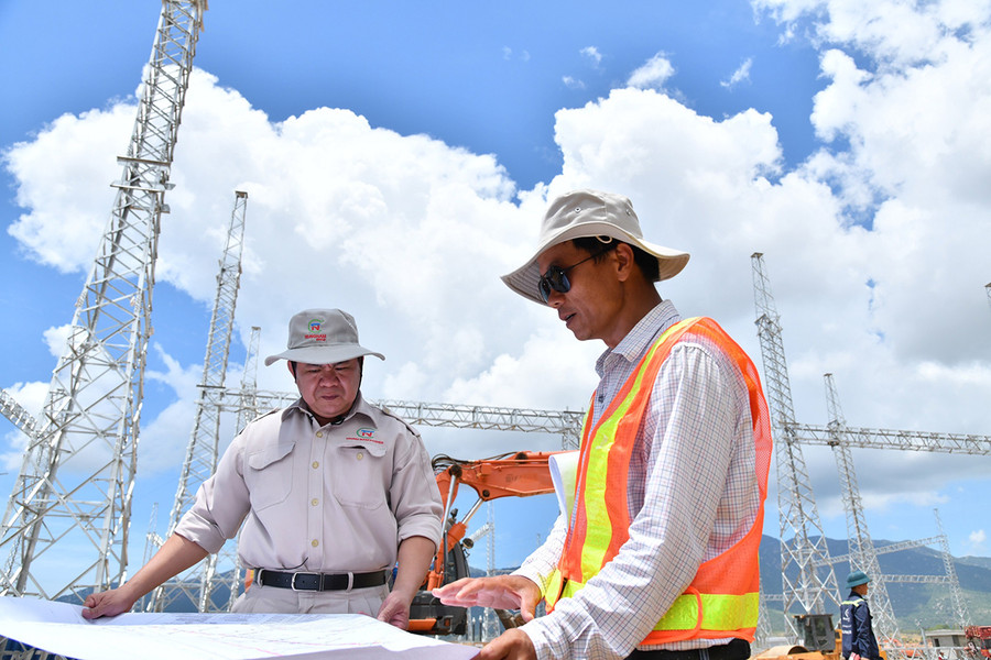 Các kỹ sư làm việc tại công trình. Ảnh: Nguyễn Diệp Ảnh: Nguyễn Diệp