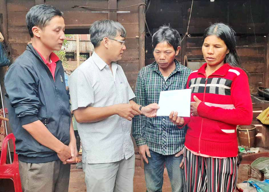 Đồng chí Dương Mạnh Mẫn-Phó chủ tịch UBND huyện trao tiền hỗ trợ cho bà Rlan H Tích-làng Ia Boong, xã Al Bá. Ảnh: Hoàng Viên