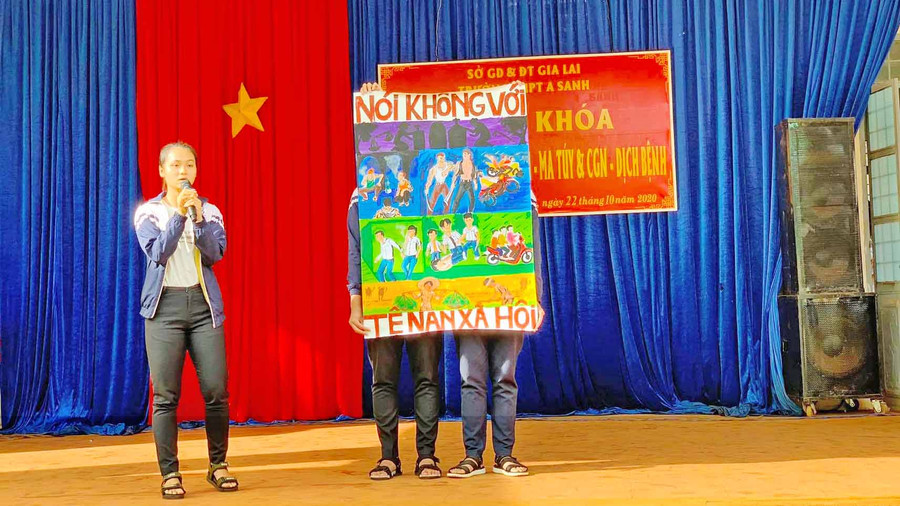 Thí sinh đội 1 tham gia vòng thi thuyết trình tranh biếm họa. Ảnh: Hồng Thương