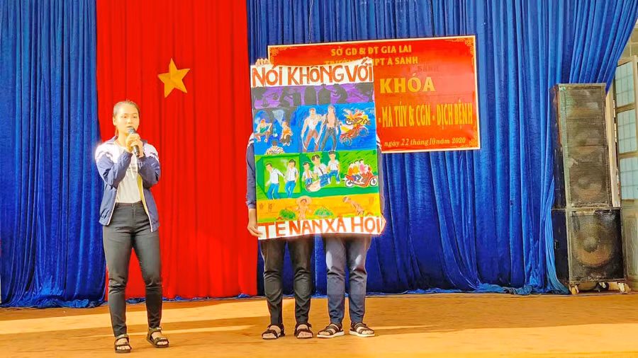 Thí sinh đội 1 tham gia vòng thi thuyết trình tranh biếm họa. Ảnh: Hồng Thương