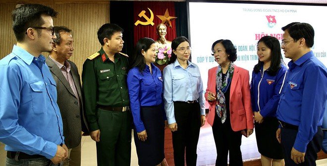 Bà Trương Thị Mai (thứ 3 từ phải sang) trò chuyện với các đại biểu tham dự hội nghị