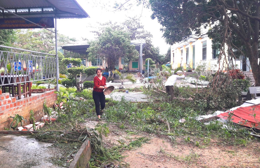 Cán bộ, giáo viên Trường Tiểu học Hoàng Hoa Thám (xã Tơ Tung, huyện Kbang) tập trung dọn dẹp cành cây ngã đổ sau cơn bão số 9. Ảnh: Ngọc Minh