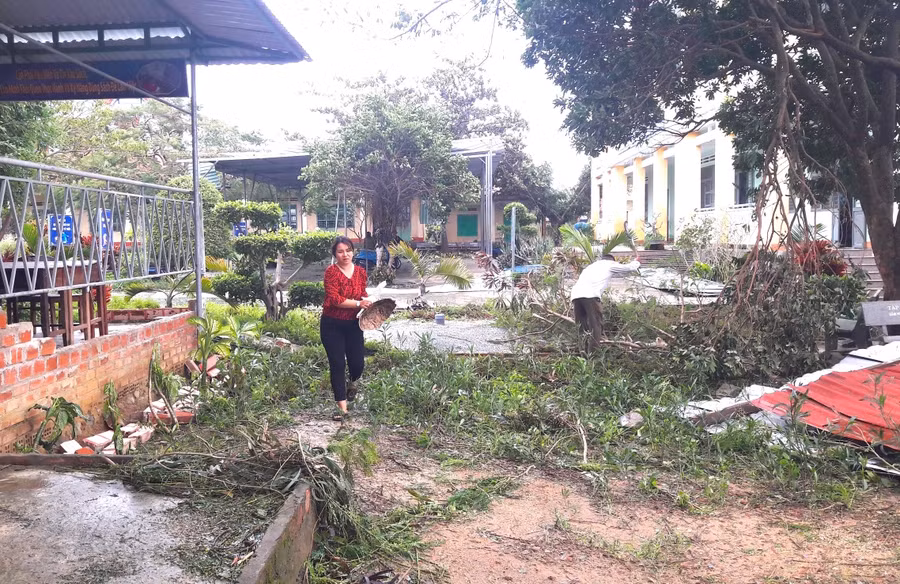 Cán bộ, giáo viên Trường Tiểu học Hoàng Hoa Thám (xã Tơ Tung, huyện Kbang) tập trung dọn dẹp cành cây ngã đổ sau cơn bão số 9. Ảnh: Ngọc Minh