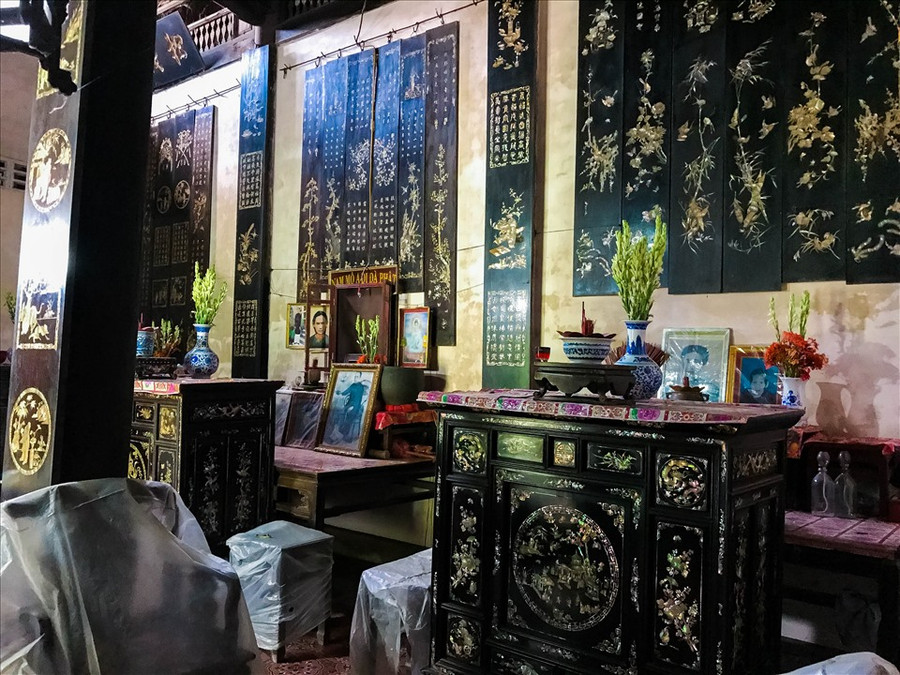 Không gian mặt tiền phía trong ngôi nhà là nơi trang trọng nhất. Ở đây, chủ nhà sắp đặt, trang hoàng trang nghiêm, sang trọng kết hợp hài hòa giữa việc sắp xếp, bài trí nơi thờ phụng, bộ 4 ghế được khảm xà cừ đẹp mắt, tranh liễn, đèn trang trí...