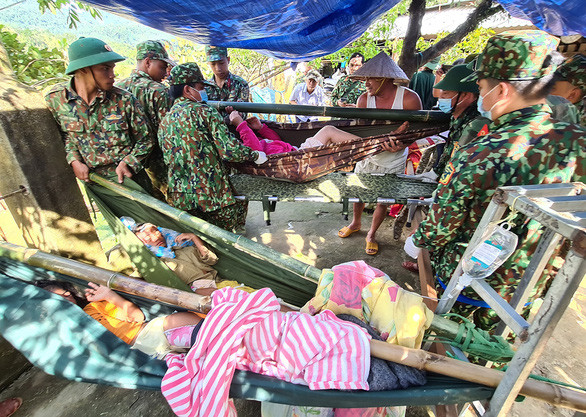Lực lượng quân đội có mặt để cứu nạn những nạn nhân trẻ em đầu tiên của vụ sạt lở đất Trà Leng - Ảnh: NGỌC HIỂN