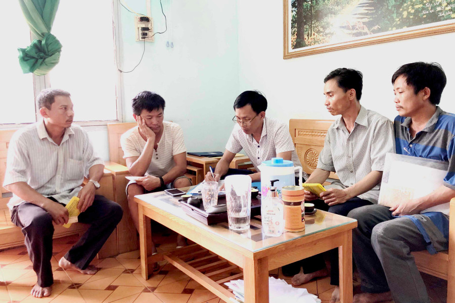 Ông Nguyễn Bá Minh (ngồi giữa)-Phó Trưởng phòng phụ trách Phòng Tài chính-Kế hoạch-Vận tải (Sở GT-VT) làm việc với chủ phương tiện xe đưa đón học sinh tại Trường THCS Chu Văn An (xã Ia O, huyện Ia Grai). Ảnh: Lê Hòa Ông Nguyễn Bá Minh-Trưởng đoàn kiểm tra liên ngành làm việc với chủ phương tiện xe đưa đón học sinh tại Trường THCS Chu Văn An (xã Ia O, huyện Ia Grai). Ảnh: Lê Hòa