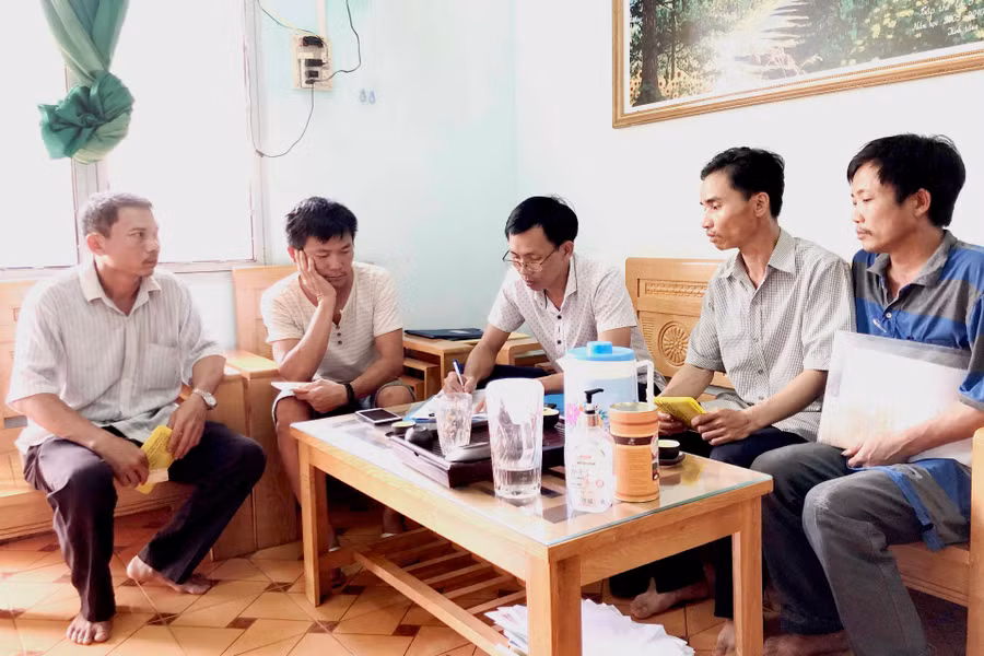 Ông Nguyễn Bá Minh-Trưởng đoàn kiểm tra liên ngành làm việc với chủ phương tiện xe đưa đón học sinh tại Trường THCS Chu Văn An (xã Ia O, huyện Ia Grai). Ảnh: Lê Hòa