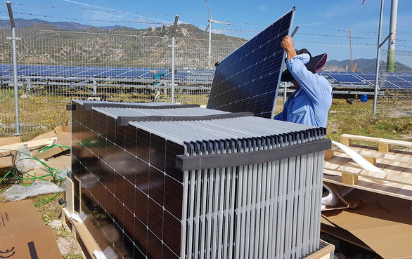 Nhiều loại tấm pin mặt trời vừa khan hiếm vừa tăng giá so với trước đây - Ảnh: N.HIỂN