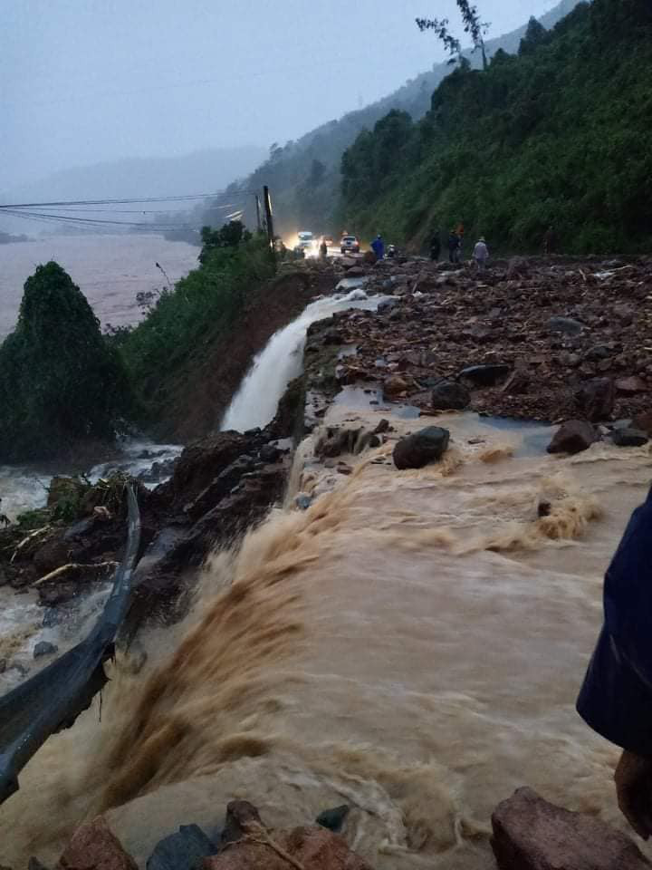 Nước ở khu vực sạt lở trên quốc lộ 9 chảy siết, rất nguy hiểm.  Nước ở khu vực sạt lở trên quốc lộ 9 chảy siết, rất nguy hiểm.