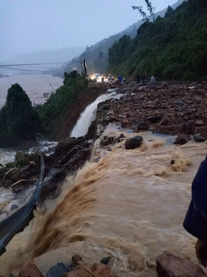  Nước ở khu vực sạt lở trên quốc lộ 9 chảy siết, rất nguy hiểm.