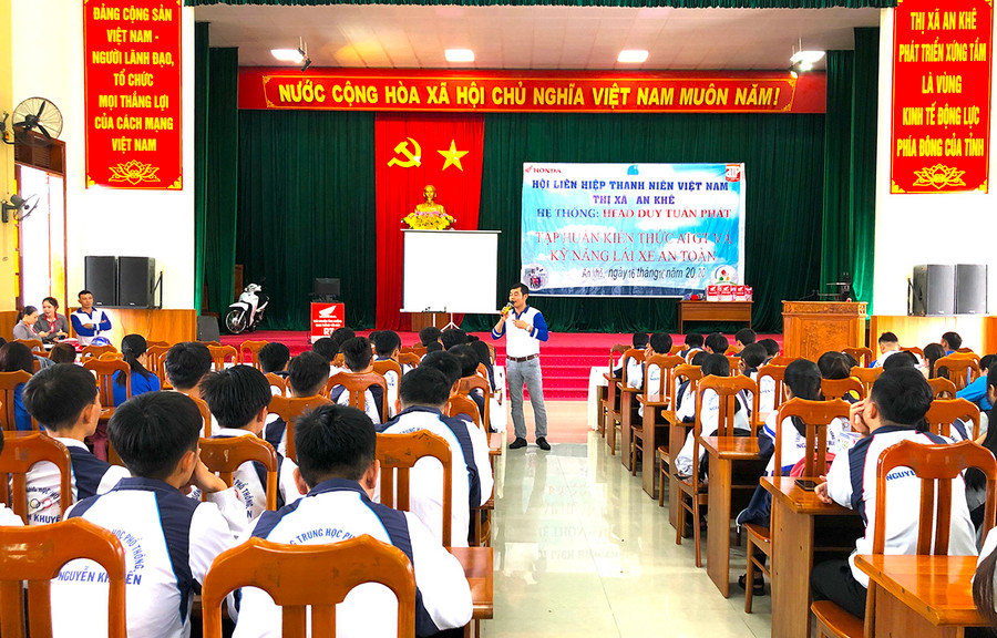  Tập huấn an toàn giao thông cho trên 100 đoàn viên, thanh niên thị xã An Khê. Ảnh: Ngọc Minh