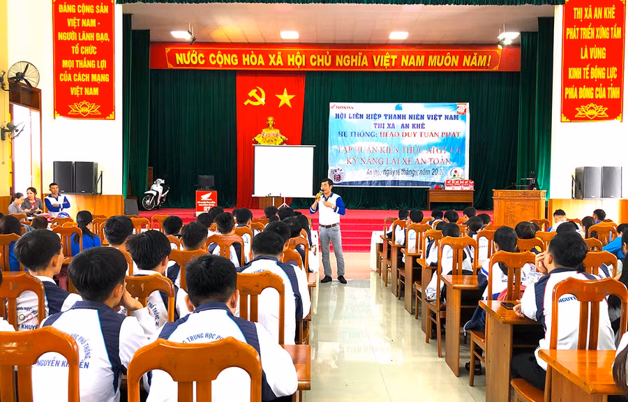  Tập huấn an toàn giao thông cho trên 100 đoàn viên, thanh niên thị xã An Khê. Ảnh: Ngọc Minh