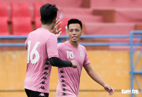 Văn Quyết (phải) đặt mục tiêu cùng Hà Nội FC giành mọi chiến thắng tới cuối mùa giải - Ảnh: HỮU TẤN Văn Quyết (phải) đặt mục tiêu cùng Hà Nội FC giành mọi chiến thắng tới cuối mùa giải - Ảnh: HỮU TẤN